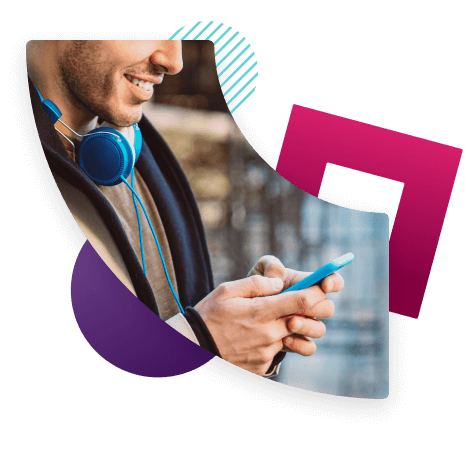 hombre escribiendo por móvil