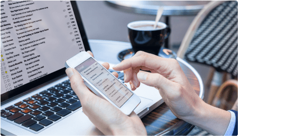 manos escribiendo un sms