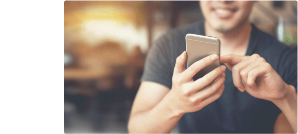 manos interactuando con un móvil