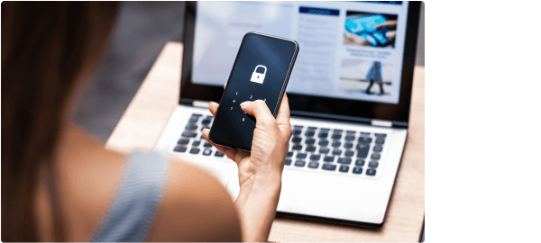 mujer desbloqueando móvil