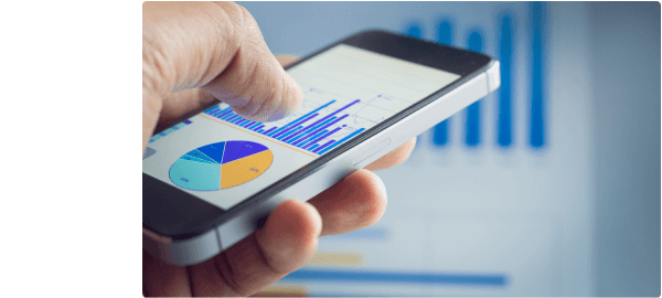 manos consultando estadísticas móvil