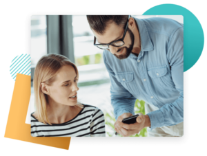 Imagen de personas interactuando con teléfono móvil