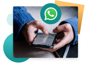 Manos interactuando con teléfono móvil