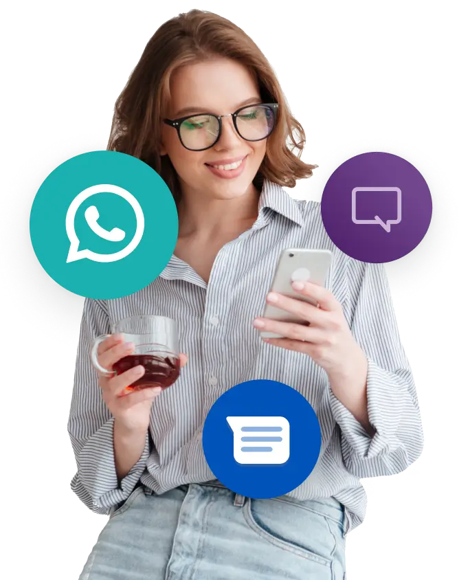 mujer tomando cafe y mirando movil