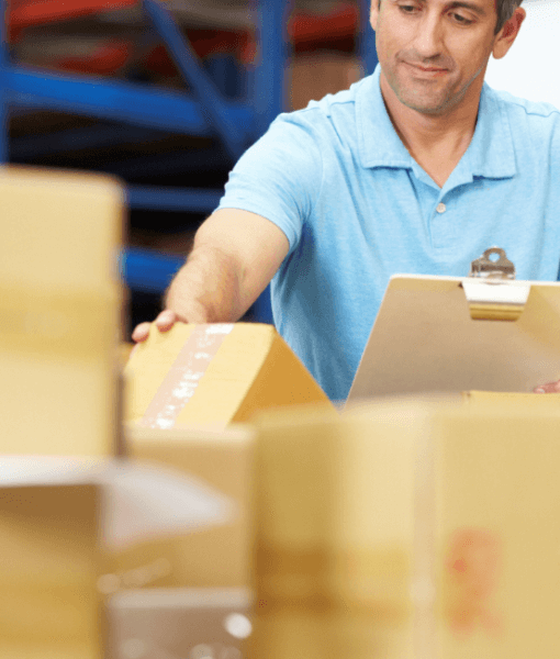 Hombre en almacen logistico