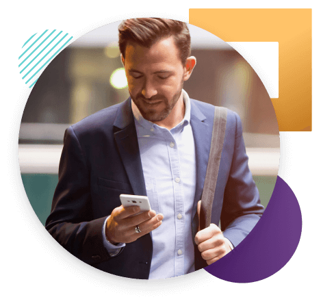 hombre mirando el móvil