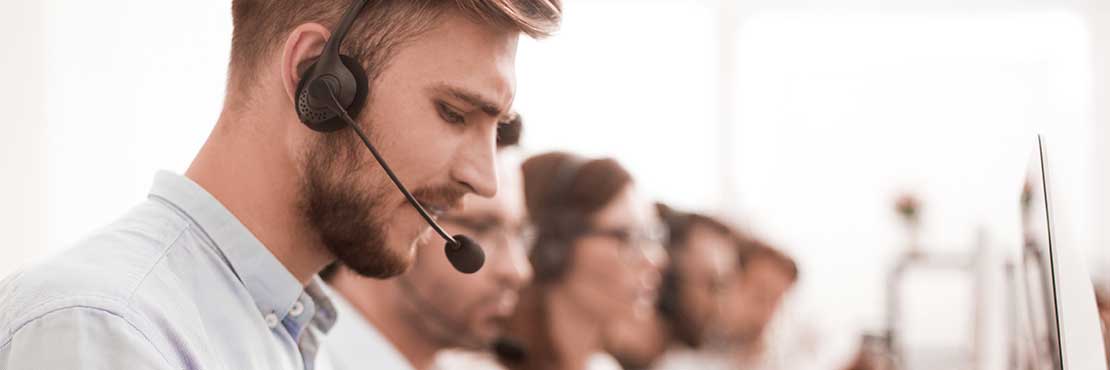 Tres agentes de atención al cliente hablando por teléfono