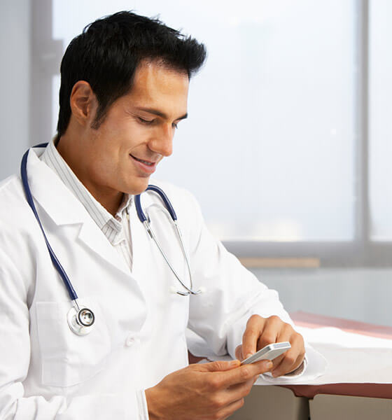 imagen de doctor con el móvil
