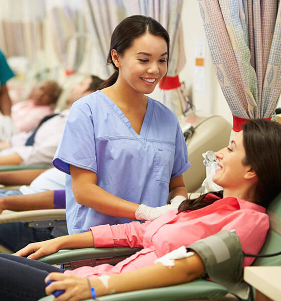 personas trabajando en donación de sangre
