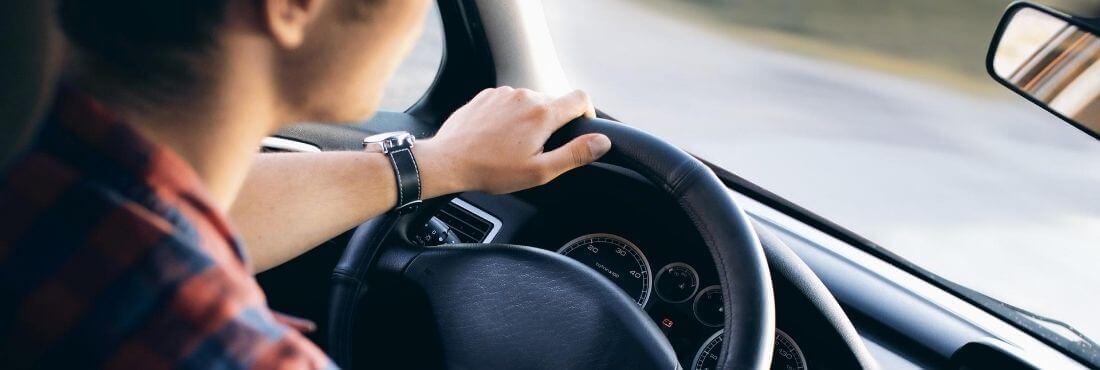 hombre conduciendo un coche