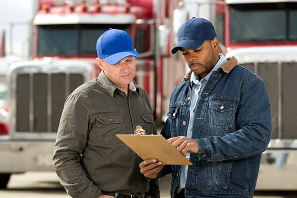 dos hombres trabajando y hablando