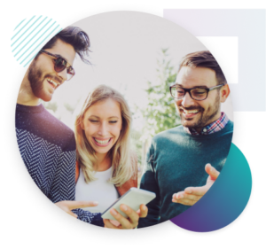 3 personas mirando el móvil y sonriendo